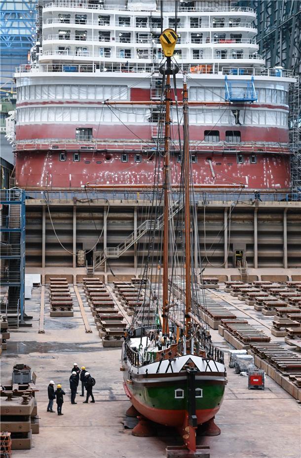 Das Traditionsschiff «Gesine von Papenburg» liegt im Baudock der Meyer Werft. 