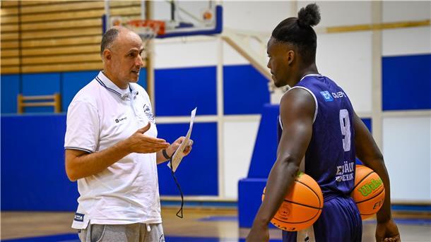 René Kindzeka will wieder Spaß am Basketball haben Das Training der Eisbären-Basketballer hat wieder begonnen. Trainer Michael Mai spricht mit Neuzugang René Kindzeka, der von den Hamburg Towers kommt.