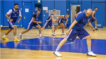 Das Training der Eisbären-Basketballer startet wieder. Co-Trainer Allen Ray Smith gibt Anweisungen.