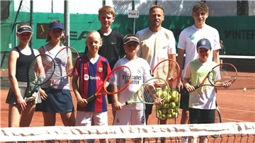 Das Training unter Weltmeister Ahmad Hamijou (hintere Reihe, Zweiter von rechts) auf dem Center Court war spannend und lehrreich zugleich.