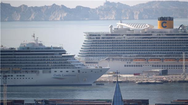 Das transatlantische Kreuzfahrtschiff Costa Luminosa (links) kommt im Hafen von Marseille in Südfrankreich an.