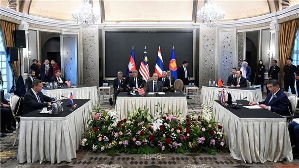 Thailand und Kambodscha einigen sich auf Waffenruhe Das Treffen fand am Nachmittag in Malaysia statt.