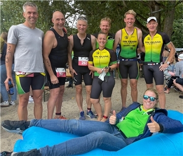Das Tri Team Ummel (von links) mit Axel Mehrtens, Olaf Erich, Ulli Schloh, Ilka Schöning, Christoph Knospe, Lüder Mohrmann und Axel Röhrs, vorn Britta Poppe, hatte viel Spaß bei Triathlon-Wettkämpfen in Hannover und Helmstedt.