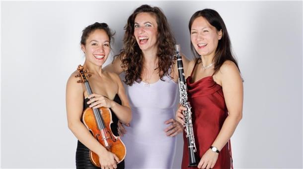 Das Trio Schmuck sind: Sayaka Schmuck (Klarinette), Lisa Schumann (Viola und Violine) und Kasia Wieczorek (Klavier).
