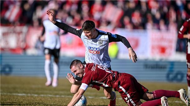 Das tut weh: Regensburg Andreas Geipl (unten) und Regensburg gehen in Ulm unter.