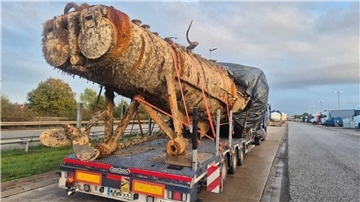 Das U-Boot-Wrack U16 auf dem Weg über die A27 in ein Fahrzeug- und Technikmuseum, wo es bald als einzigartiges Exponat zu sehen sein wird. Foto: Mario Tänzer
