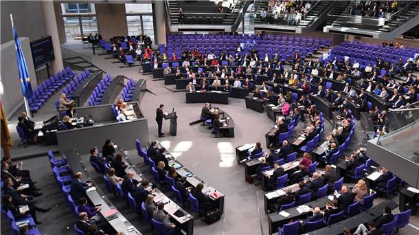 Bundestag beschließt Wachstumspaket - Union weiter dagegen Das umstrittene Wachstumspaket wurde beschlossen: 377 Abgeordnete stimmten dafür.