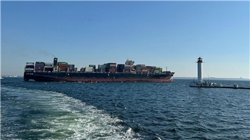 Das unter der Fahne Hongkongs fahrende Containerschiff Joseph Schulte verlässt den Hafen von Odessa, um durch den temporären Korridor zu fahren, der für Handelsschiffe aus den ukrainischen Schwarzmeerhäfen eingerichtet wurde.