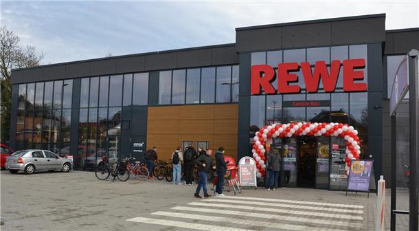 Der Supermarkt-Neubau an der Zevener Labesstraße ist am Eröffnungstag mit Ballongirlanden geschmückt.
