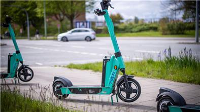 E-Scooter stehen an der Kreuzung Rheinstraße/Streßemannstraße.