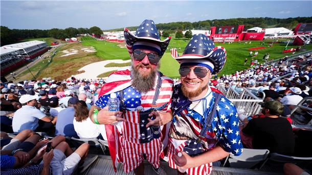 Golf-Show und Trump-Besuch: Wichtiges zum 45. Ryder Cup Das US-Team kann auf seine lautstarken Fans bauen.