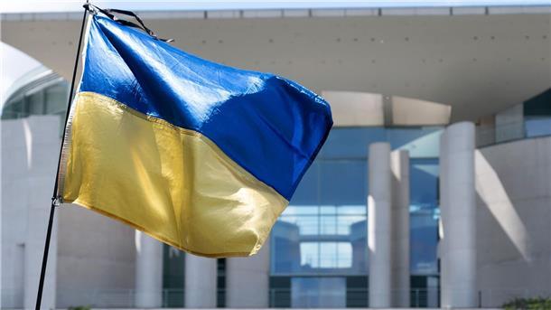 Berlin: Gericht erlaubt ukrainische Flaggen am 8. und 9. Mai „Das Verbot ukrainischer Flaggen ist – mit den Worten des Gerichts – offensichtlich rechtswidrig“, sagt Anwalt Patrick Heinemann, der den ukrainischen Verein Vitsche vertritt.