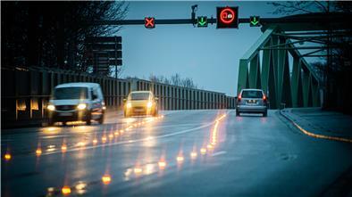 Das Verkehrsleitsystem auf der Grimsbystraße Bremerhaven auf Höhe der Agentur für Arbeit leitet unter anderem mit LEDs auf dem Straßenbelag den Feierabendverkehr.