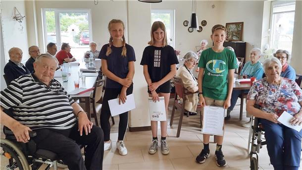 Drei Schülerinnen und Schüler der KGS Tarmstedt lesen plattdeutsche Geschichten in der Tagespflege Tarmstedt 