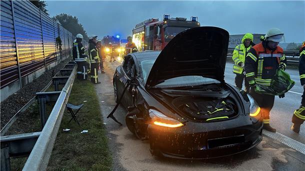 Das verunfallte Fahrzeug am Sonnabend auf der Autobahn 1 bei Elsdorf.