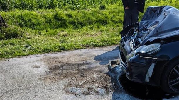 Ohrel: Auto prallt bei Überholvorgang gegen Güllefass Das verunfallte Fahrzeug nach dem Zusammenstoß.