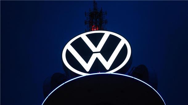 Nächstes VW-Batteriezellwerk kommt - Produktion in Spanien Das Volkswagen-Logo. Der Autobauer will sich unabhängiger von Zulieferern aus Asien machen.
