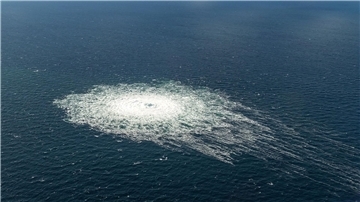 Das vom dänischen Verteidigungskommando zur Verfügung gestellte Foto zeigt am 27. September 2022 das Nord Stream 2-Gasleck in der Nähe von Bornholm aus der Luft.