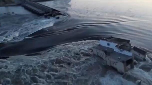 Flut nach Staudamm-Zerstörung - Westen beschuldigt Moskau Das vom ukrainischen Präsidialamt über AP veröffentlichte Videostandbild zeigt Wasser, das durch einen Durchbruch im Kachowka-Staudamm fließt.