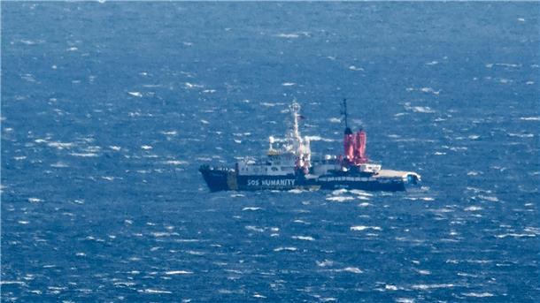 Das von einer deutschen Organisation betriebene Rettungsschiff SOS Humanity 1 ist vor der Küste Siziliens zu sehen.