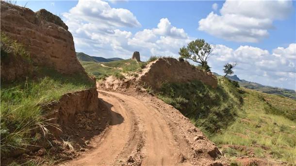 Lücke in chinesische Mauer gebaggert - Festnahmen Das von Polizei im Kreis Youyu Ende August veröffentlichte Foto zeigt den zerstörten Abschnitt der weltberühmten Großen Mauer in der nordchinesischen Provinz Shanxi.