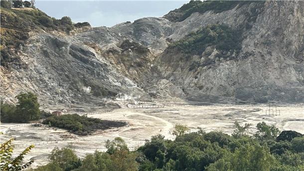 Das Vulkanfeld Solfatara im Westen der italienischen Millionenmetropole Neapel wird immer wieder von Erdbeben erschüttert.