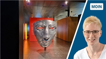 Eine Nachbildung einer übergroßen Maske