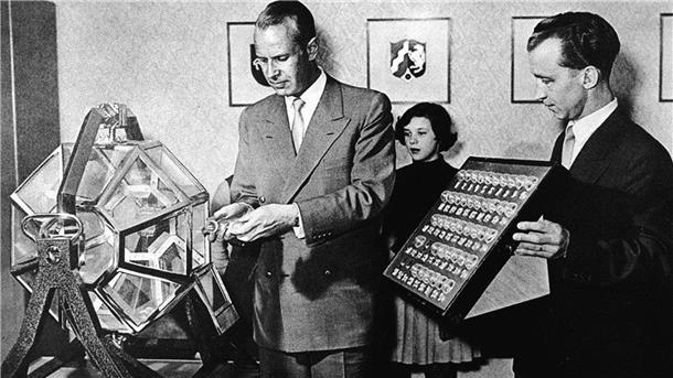Kurioses aus 70 Jahren Lotto: Premiere mit der 13 Das Waisenmädchen Elvira Hahn zog die erste Kugel in der Geschichte des erfolgreichen Glücksspiels „6 aus 49“ - es war ausgerechnet die 13. (Archivbild)