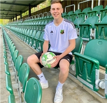 Das Waldstadion und seine Tribüne kennt Hannes Butt noch aus seiner Zeit bei der U17 des Jugendfördervereins AOH.
