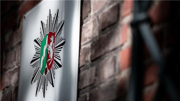 Nazi-Symbole bei Polizisten? Durchsuchungen bei fünf Beamten Das Wappen der Polizei Nordrhein-Westfalen hängt an der Wand eines Polizeipräsidium.