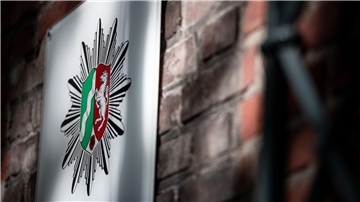 Das Wappen der Polizei Nordrhein-Westfalen hängt an der Wand eines Polizeipräsidium.