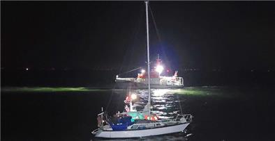 Das war knapp: Diese havarierte Segelyacht entkam auf der Außenweser nur knapp einer Kollision mit dem Containerriesen „Magleby Maersk“. Das gute Zusammenspiel diverser Stellen und Helfer verhinderte das drohende Unglück. Unser Bild zeigt, wie die Besatzung des Tochterboots des Seenotrettungskreuzers „Bernhard Gruben“ die Yacht übernimmt.