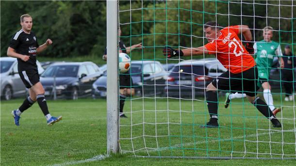 Das war knapp: Ein Schuss aus spitzem Winkel des Karlshöfeners Jared Teetz streicht um Haaresbreite am Tor von SG-Keeper David Armonies vorbei.