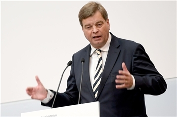 Das war's für ihn: Enak Ferlemann (CDU, hier auf einem Archivfoto als Staatssekretär) verabschiedet sich von der Bundespolitik.