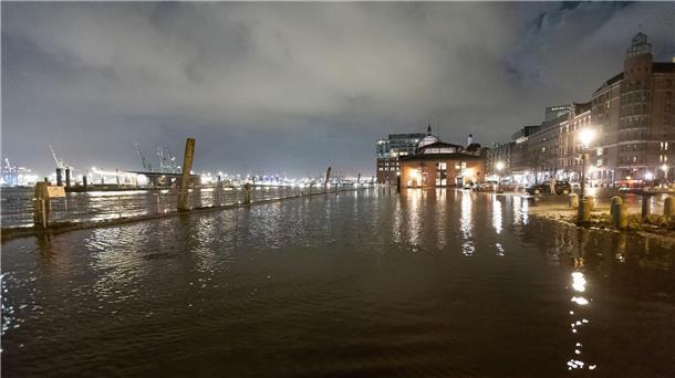 Sturmflut an Nordsee und Elbe erwartet Das Wasser der Elbe flutete in der Nacht den Hamburger Fischmarkt.