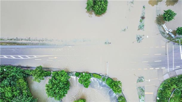 Hochwasser: Dauerregen sorgt für Extrem-Wochenende im Süden Das Wasser der Ilm ist in Oberbayern über die Ufer getreten.
