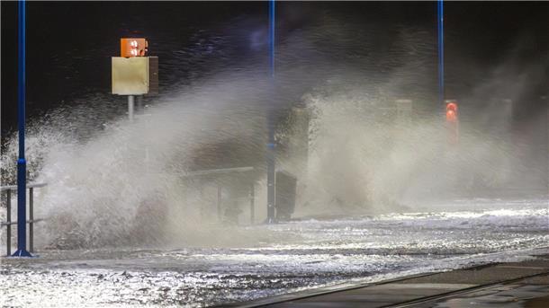 Sturmtief über Deutschland – Bäume stürzen um Das Wasser der Nordsee peitscht auf den Fährhafen Dagebüll.