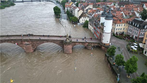 Hochwasser: Dauerregen sorgt für Extrem-Wochenende im Süden Das Wasser hat die Heidelberger Altstadt erreicht.