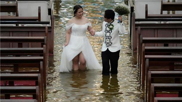 Philippinen: Paar watet in überfluteter Kirche zum Jawort Das Wasser stand am Hochzeitsmorgen 30 Zentimeter hoch.