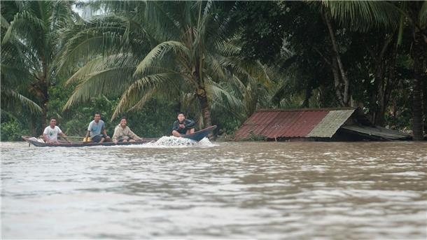 Sturm „Trami“: Zahl der Toten auf den Philippinen steigt Das Wasser stand vielerorts bis zu den Dächern.