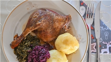 Das Weihnachtsessen nicht in Gefahr: Eine Entenkeule mit Klößen, Rotkohl und Grünkohl wird serviert.