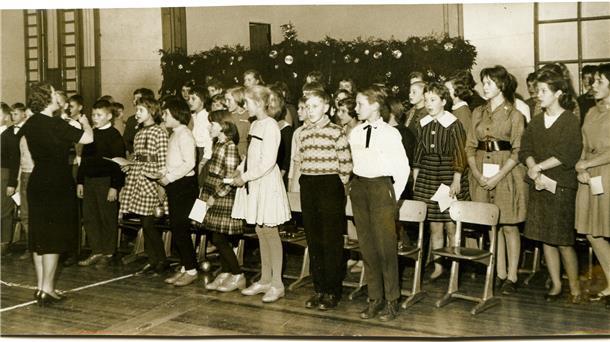 Advent und Weihnachten sind ohne Feiern nur halb so schön Das Weihnachtssingen in Atens im Dezember 1960.