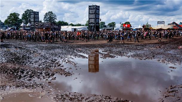 Das Wetter ist besser geworden, aber noch immer überziehen Schlammpfützen das Festival-Gelände in Wacken.