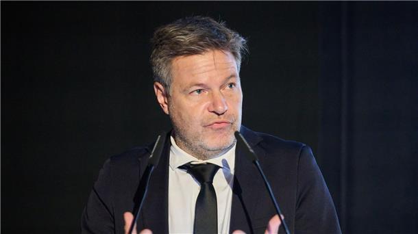 Bundesregierung will „vernünftige“ KI-Regulierung „Das Wichtigste ist jetzt, eine vernünftige KI-Verordnung auf der europäischen Ebene hinzubekommen“, sagt Bundeswirtschaftsminister Robert Habeck (Grüne).