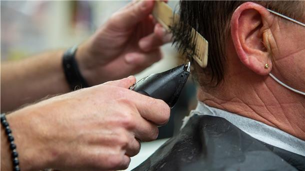 Es wird nichts mit dem Haarschnitt Das wird dann wohl doch nichts: Friseure dürfen auch nicht mobil arbeiten, die Landesregierung will eine Lücke in der Corona-Verordnung im Eilverfahren schließen. Die Friseure finden das sogar gut.
