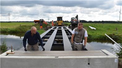 Das wird eine ganze Zeit halten: Die neue Radler-Brücke über die Alte Geeste besteht aus Stahlträgern und Kunststoffbohlen.
