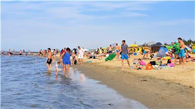 Das Wochenende am Strand in Cuxhaven war heiß und voll. Trotzdem haben die Menschen in Duhnen überwiegend darauf geachtet, die Abstandsregeln einzuhalten.