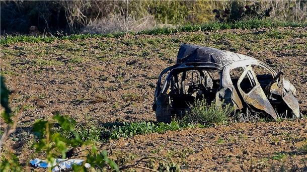 40 Jahre Haft für Brüder nach Mord an Journalistin auf Malta Das Wrack des Autos der Investigativ-Journalistin Daphne Caruana Galizia liegt neben einer Straße.