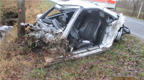 Schwerer Unfall bei Tiste: 37-Jähriger wird lebensgefährlich verletzt Das Wrack des Mercedes. Dessen Fahrer erlitt bei dem Unfall lebensgefährliche Verletzungen.