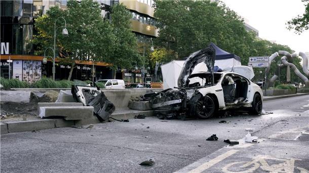 Das Wrack eines Autos steht nach einem Unfall auf der Tauentzienstraße.